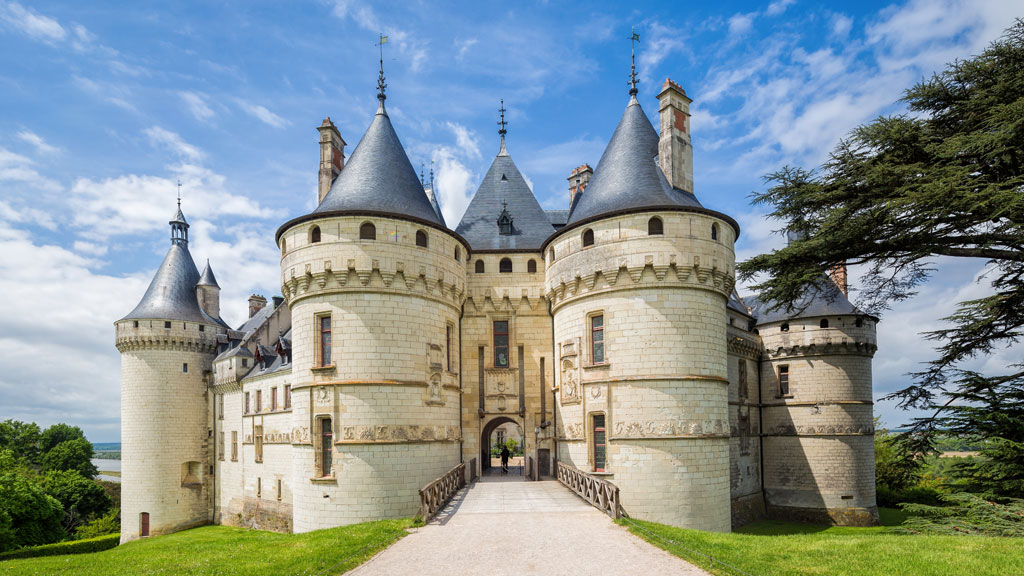 Intérieur délabré d'une grande pièce de château avec parquet gondolé et lumière naturelle